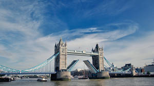 Tower Bridge Iliyofungwa London wallpaper — Pro Display XDR Picha ya Ukuta
