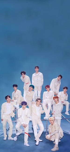 Treasure wearing white outfits wallpaper — iPhone 13 Mini Picha ya Ukuta