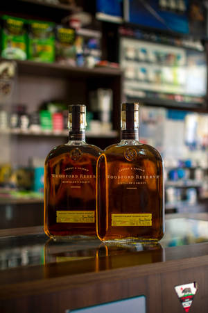 Two Whiskey Bottles On Bar Counter — Xiaomi Pad 8 Pro Picha ya Ukuta