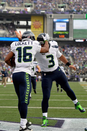 Tyler Lockett Russell Wilson Football Player Seattle Seahawks — Xiaomi Pad 8 Picha ya Ukuta