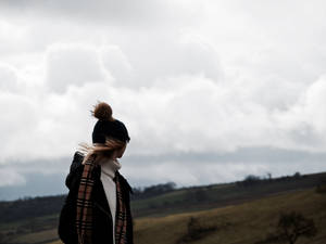Shali ya Burberry juu ya mwanamke katika shamba