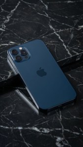 iPhone 17 katika bluu ya usiku juu ya marumaru, picha ya studio ya kimaadili.