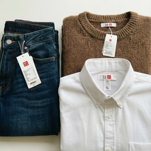 Flat lay ya vazi la Uniqlo na tagi. — Galaxy Watch Picha ya Ukuta