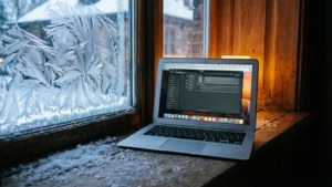 MacBook Air kwenye tundu la theluji na mwanga wa ndani wa kusisimua. — MacBook Picha ya Ukuta
