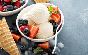 Vanila Ice Cream na Beri wallpaper — 16:10 Picha ya Ukuta