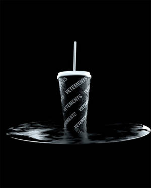 Vetements soda cup wallpaper — 4:5 Picha ya Ukuta
