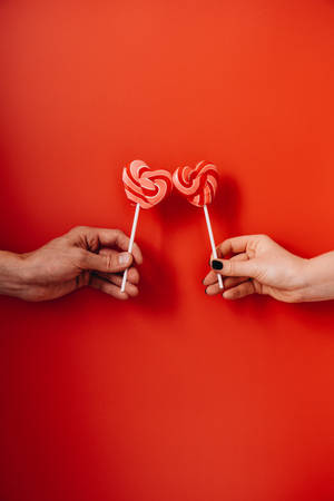 Wapenzi Wenye Lollipops Zenye Umbo la Moyo — Xiaomi Pad 8 Pro Picha ya Ukuta