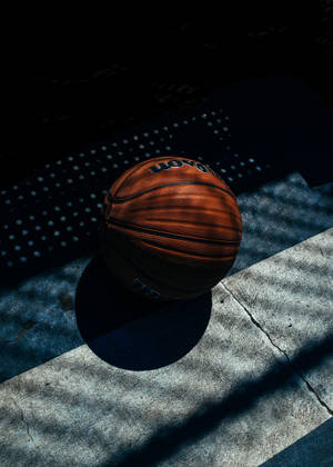 Basketball ball kwenye concrete na cast striped shadows wallpaper — Oppo Pad 4 Pro Picha ya Ukuta
