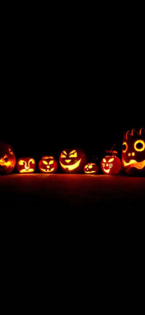 Weka Roho ya Halloween kwenye Mandhari ya iPhone Yako — iPhone 18 Pro Picha ya Ukuta