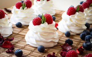 Whipped Cream na Beri wallpaper — 16:10 Picha ya Ukuta