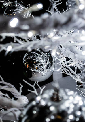 White Tree Silver Ball wallpaper. — OnePlus Pad Picha ya Ukuta
