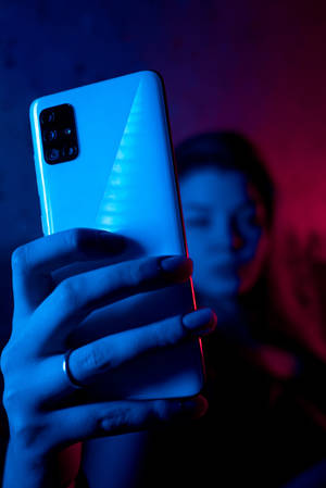 Woman With Phone In Neon Blue iPhone — Xiaomi Pad 9 Pro Max Picha ya Ukuta