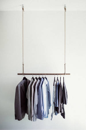 Wooden Hanging Clothes Rack — Neutral Picha ya Ukuta