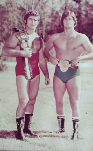 Wrestlers Bob Armstrong And Robert Fuller Vintage Full Shot — Moto Pad 60 Lite Picha ya Ukuta